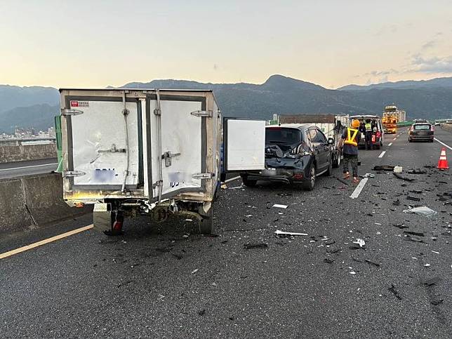 國道5號32公里處北上車道14日傍晚發生8車追撞事 故，現場車殼零件散落一地，共造成3人輕傷送醫， 詳細肇事原因仍待釐清。 （宜蘭縣消防局提供） 中央社記者沈如峰宜蘭縣傳真 114年1月14日