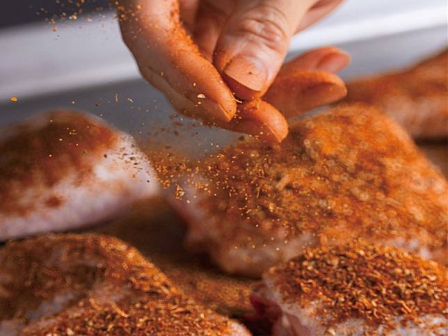 Popeyes爽脆炸雞使用祕製肯瓊香料醃漬12小時。（圖片來源：Popeyes提供）