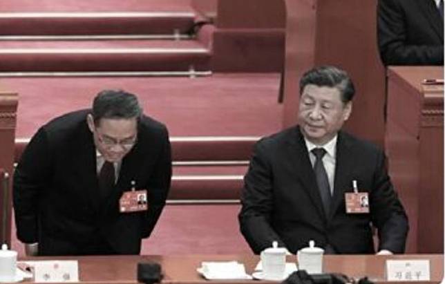 在習近平面前畢恭畢敬的中國國務院總理李強(左)。 圖 : 翻攝自新華網