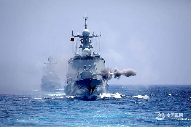 解放軍電腦兵推顯示，中美若正式開戰，水面艦隊生存性堪慮。圖為「長沙號」驅逐艦進行艦砲射擊訓練。（中國軍網）