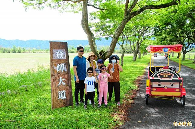 林先生夫婦帶小孩到兆豐農場玩，發現「剛剛經過的墾夢大道，現在變登輝大道」，見證歷史時刻，立刻下車和「登輝大道」招牌合照。(記者花孟璟攝)