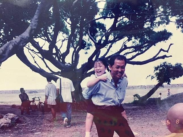 導演朱延平開心把楊小黎揹在背上。(翻攝自臉書)