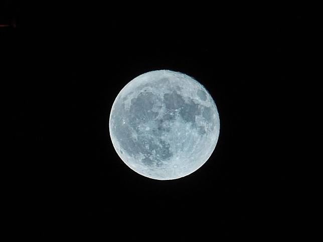 ▲明（13）日超級月亮將再度登場，同時也是今年最大且最後的觀賞機會。（示意圖／翻攝Pexels）
