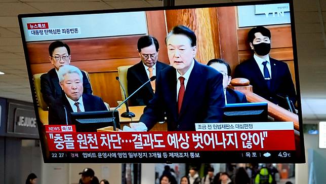 南韓總統尹錫悅在憲法法院進行最終辯論，南韓各大新聞台進行播報。美聯社