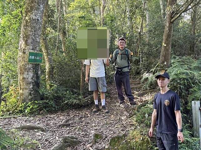 柯姓山友(左)單攻西巒大山，沒攜帶頭燈，導致登頂摸黑受困，直到隔日才被救下山。(民眾提供)