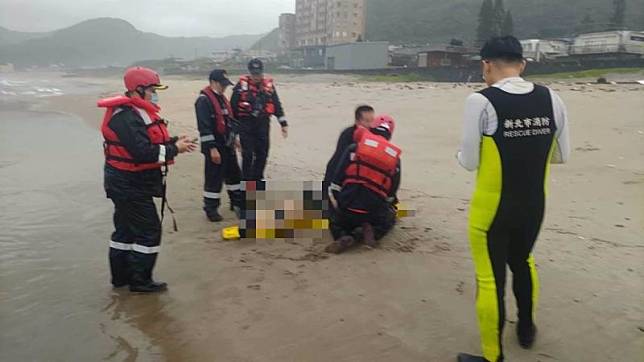 一行人到龜吼漁港附近浮潛，一名男子失蹤後，被發現被海水沖上岸，送醫搶救仍宣告不治。