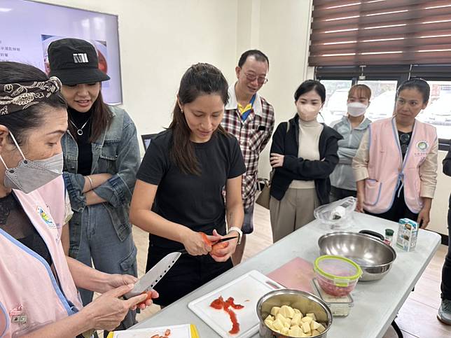 新住民陳莉絲分享故鄉的美食文化。（記者張淑娟翻攝）