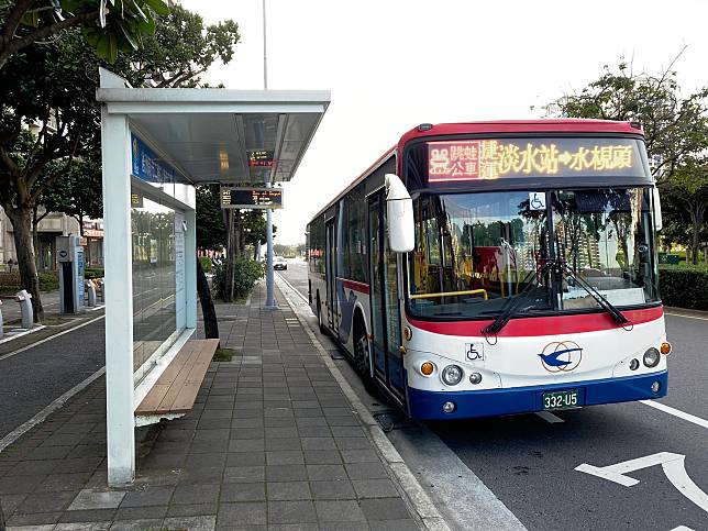 新北市交通局協調淡水客運自下周一起、平日周一至周五晚上10 時加開「捷運淡水站–水基頭」夜班跳蛙公車。圖：新北市交通局提供 