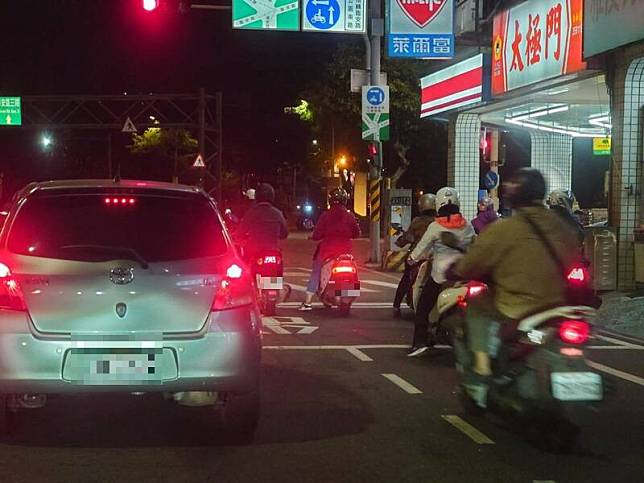 機車騎士抱怨變換車道未打方向燈遭檢舉達人盯上。 (記者王捷攝)