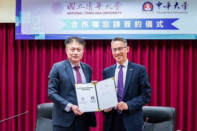 中華大學董事長楊勝翔（左）與清大校長高為元，簽合作備忘錄。（圖：清大提供）