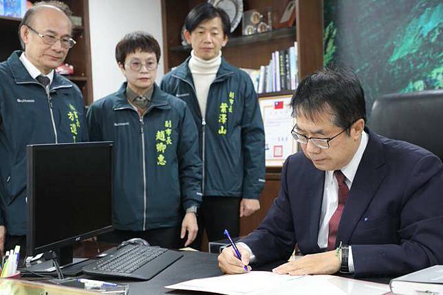 台南市長黃偉哲本屆宣誓就職當天，第1份簽署的公文就是「台南市政府透明廉政公約」。(台南市府提供)