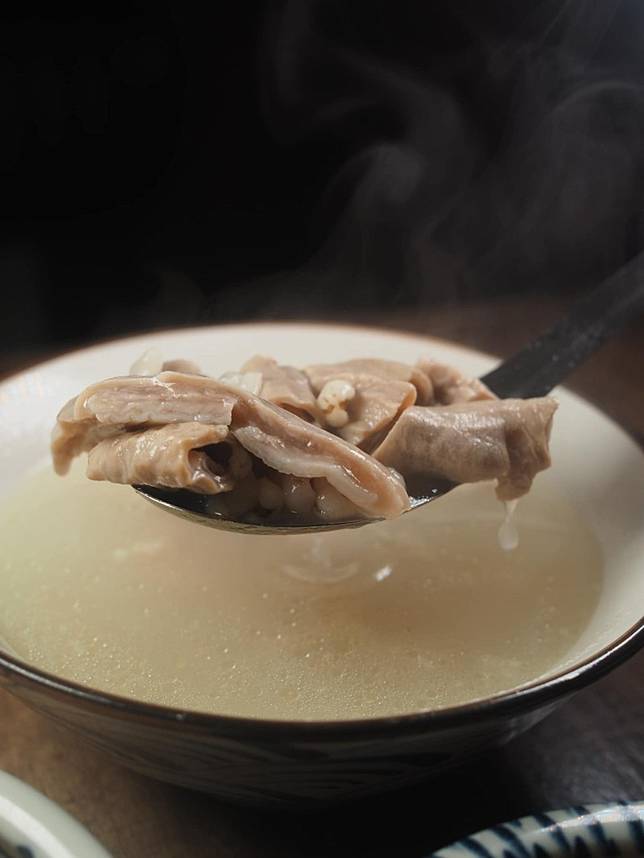 中醫黃胤誠表示，當體內有濕氣堆積，可用：四神湯、黑豆水、扁豆蓮子粥、綠豆薏仁湯來幫助排濕。（圖為萬華蘇家肉圓油粿的四神湯） 圖：美食旅遊家Peray／攝影
