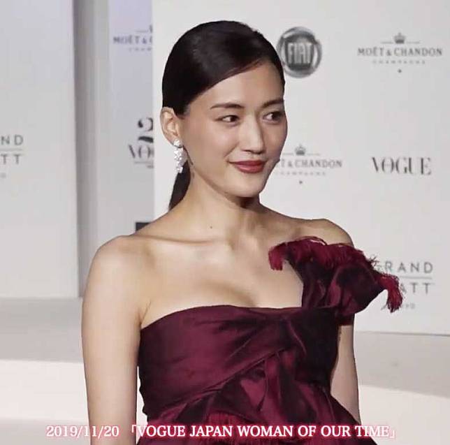 綾瀬遙獲《VOGUE JAPAN》頒發女性奬項。（影片來源：news.mynavi.jp）
