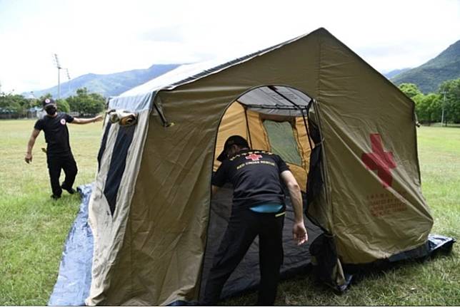近日花蓮地震頻仍，縣府在防災公園啟動10人帳篷等相關設備。（花蓮縣政府提供）