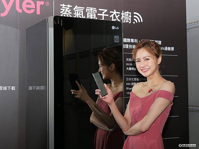 ▲ LG Styler PLUS採用頂級鏡面玻璃門，還可兼作全面鏡來使用，與各種裝潢都能搭配。