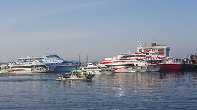 國內疫情升溫，澎湖縣政府旅遊處表示，澎湖對外海空交通，各公司都減班因應，島內的離島交通，除公營的交通船還維持疏運離島居民外，其餘的交通船或遊艇都決定配合防疫，全部停航。 中央社 110年5月19日  
