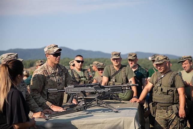  美軍向保加利亞士兵介紹所使用的武器，增進雙方了解與作業互通性。（取自DVIDS網站）
