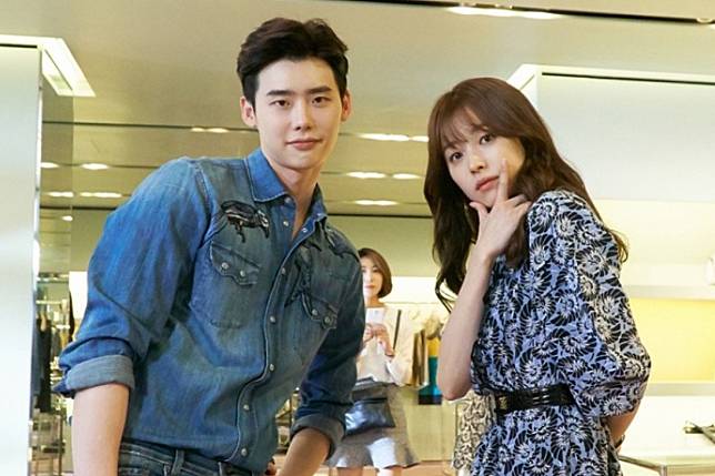 Han Hyo-joo (right) and Lee Jong-Suk in the television series W (2016). Han celebrates her 33rd birthday today. Photo: Handout