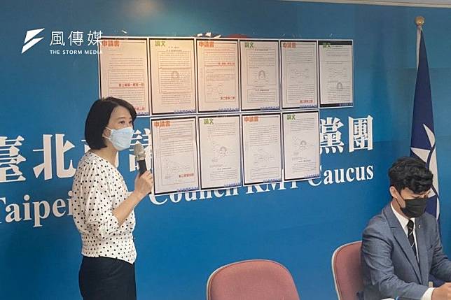 台北市議員王鴻薇（左）21日上午再與德益法律事務所主管律師柯晨晧（右）召開記者會，提出林智堅論文涉抄襲的新事證。（王鴻薇辦公室提供）