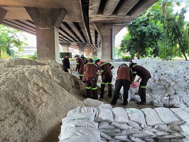 เจ้าหน้าที่กำลังช่วยกันเสริมกระสอบทราย รับมือน้ำท่วม
