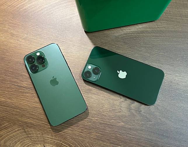 搶在開賣前實際開箱iPhone 13系列綠色款。(圖/記者周淑萍攝)