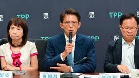 民眾黨立法院黨團召開「美對台關稅20%　賴卓讓台灣被打趴」記者會。陳祖傑攝
