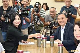 立法院國防外交委員會，推舉王定宇(右)、馬文君(左)出任召委。(記者叢昌瑾攝)