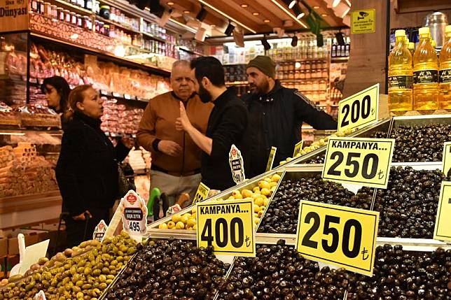 People shop at a market in Istanbul, Türkiye, on May 10, 2024. (Photo by Safar Rajabov/Xinhua)