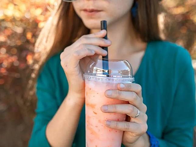 她飲料不離手，每天都會喝1到2杯的含糖飲料，身體長期攝取了過多糖分。（示意圖／pixabay）