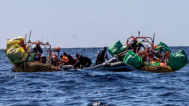 地中海救援組織12日在地中海一艘洩氣的橡皮艇上救起移民。美聯社