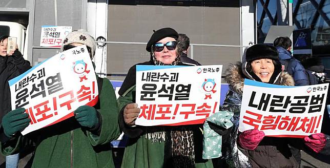 People attend a rally supporting the arrest of South Korean President Yoon Suk-yeol near the presidential residence in Seoul, South Korea, Jan. 15, 2025. (Xinhua/Yao Qilin)