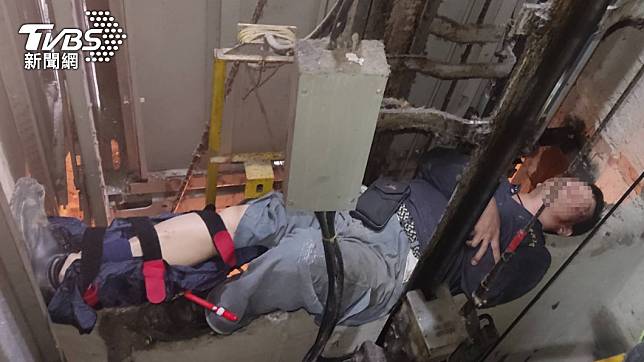 工人拆除電梯時遭重壓，右小腿骨折。（圖／TVBS）