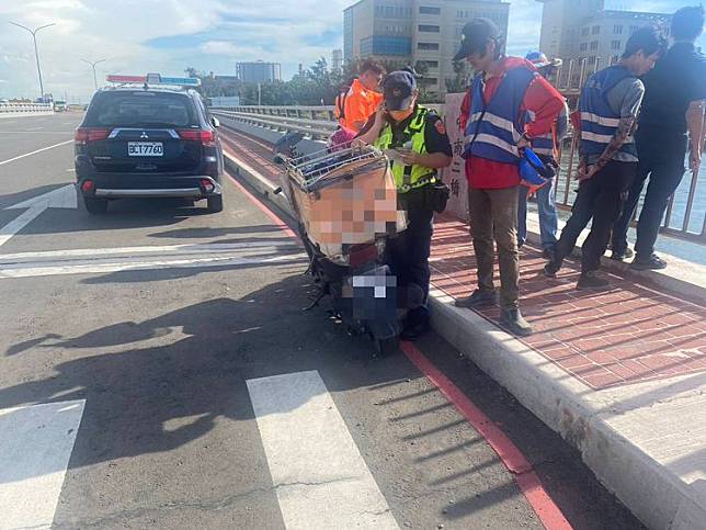 賴姓外送員將外送機車停在台中港中南二橋，疑下海戲水失蹤5天，今天下午被尋獲屍體。民眾提供