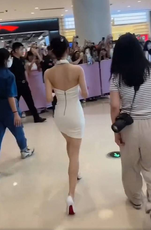 นางเอกดังทำห้างเเตก