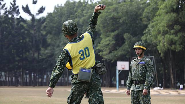 陸軍第10軍團257旅爆發營內鬥毆事件。圖為訓練士兵投擲手榴彈畫面，非當事人。翻攝中華民國陸軍臉書