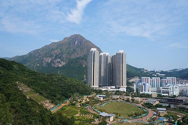 香港的飛鵝山是九龍最高的山脈，高603米，有東九龍之巔之稱，九龍群山之一，座落於馬鞍山郊野公園南部。(圖：維基百科)