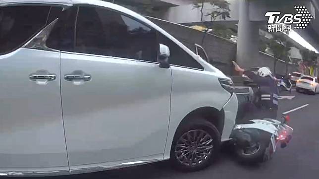通緝犯許男拒檢逃逸衝撞警方。（圖／TVBS）
