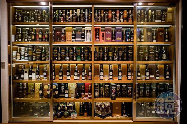 林仁博的第一座酒櫃所陳列的是格蘭菲迪所有酒款。