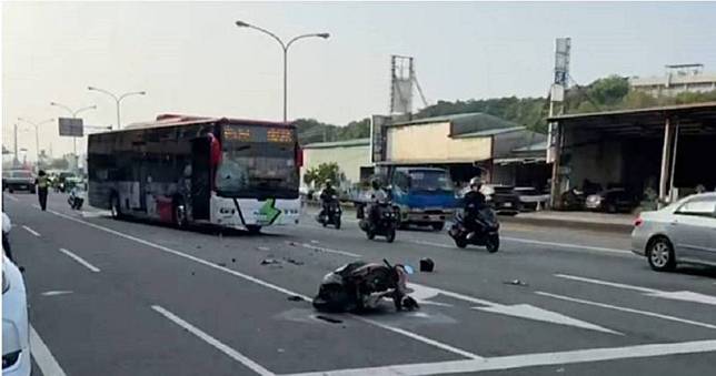 一名騎士逆向跨越四線道，迎面撞上閃避不及的客運，隨即捲入車底，當場失去呼吸心跳。（翻攝畫面）