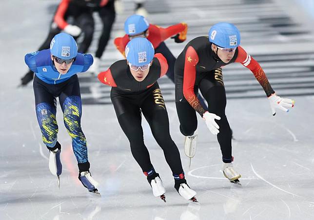 Pan Baoshuo © and Zhang Wanli ® of China compete in the men's speed skating mass start final at the 2024 Gangwon Winter Youth Olympic Games in Gangneung, South Korea on Jan. 26, 2024. (Xinhua/Yao Qilin)