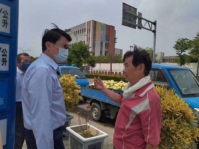 國民黨市長參選人謝龍介視察麻豆農業倉庫，傾聽農民心聲。 （謝龍介提供）