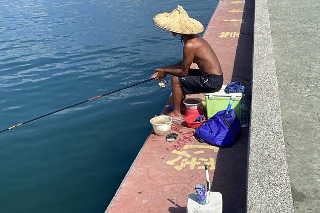 花蓮漁港屢傳釣客擅闖漁港禁止垂釣區釣魚，嚴重影響港區及船隻作業安全。(花蓮縣政府提供)