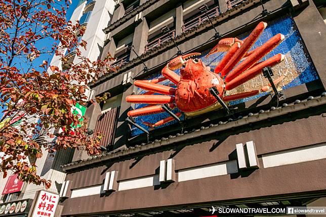 樓高 7 層、札幌蟹本家 (榮中央店) 位於名古屋市榮區最繁華的街道上，遠遠就能看到門口牆壁上那隻巨大螃蟹看板！