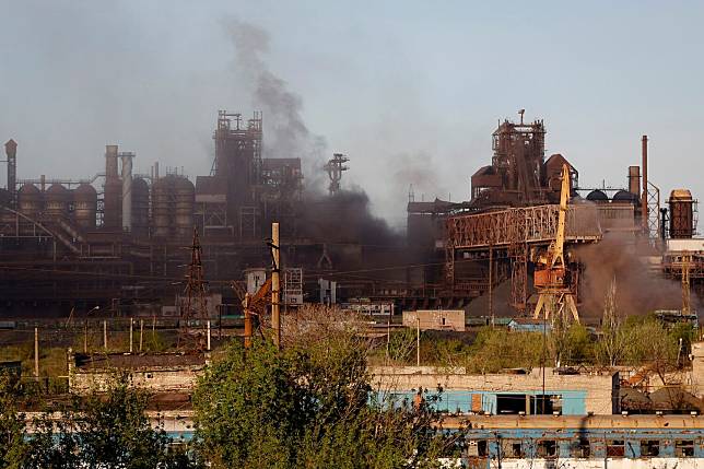 日前，俄軍在烏克蘭東部馬立波的砲擊中，亞速鋼鐵廠冒出大量濃煙。   圖：達志影像/美聯社（資料照片）