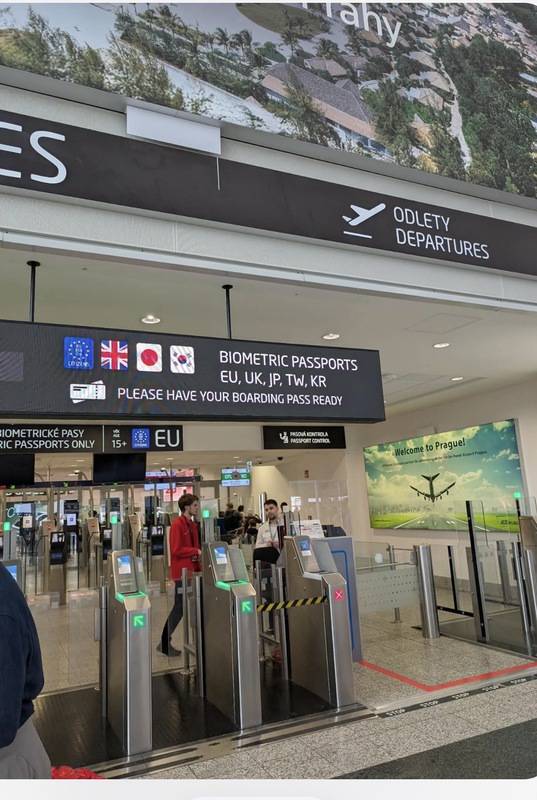 捷克自5月開放台灣、英國、日本與韓國旅客使用離 境自動通關系統，當時布拉格哈維爾機場在離境看板 上，將中華民國國旗與其他國家並列展示。然而，有 台灣旅客2日反映，看板上代表台灣的國旗不見了。 （台灣旅客提供） 中央社記者劉郁葶布拉格傳真
