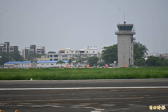 空軍岡山基地T-34C教練機2日發生墜機失事意外，造成中校飛官盧季佑、考核官過俊男不幸殉職。(記者蘇福男攝)