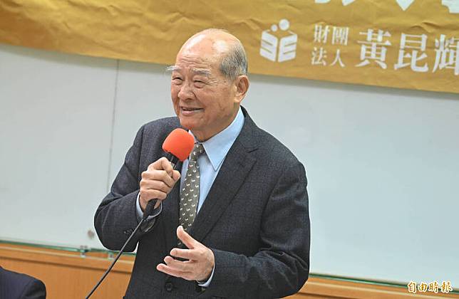 黃昆輝基金會舉行「大學生十年比較」記者會，會中黃昆輝基金會董事長黃昆輝針對民調結果進行分析。(記者王藝菘攝)