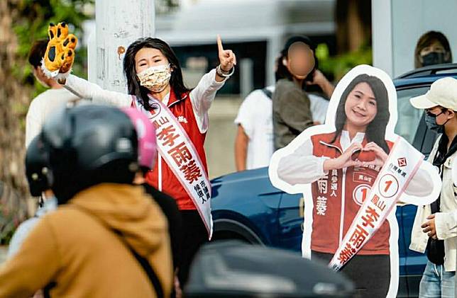 台灣基進鳳山區議員候選人李雨蓁創意推出10個分身，一字排開不同動作站路口，民眾路過宛如看動畫，逗趣十足。(台灣基進提供提供)