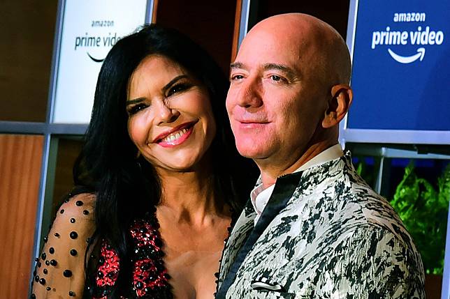 Amazon CEO Jeff Bezos with his girlfriend Lauren Sanchez as they arrive to attend an event in Mumbai on January 16. Photo: AFP
