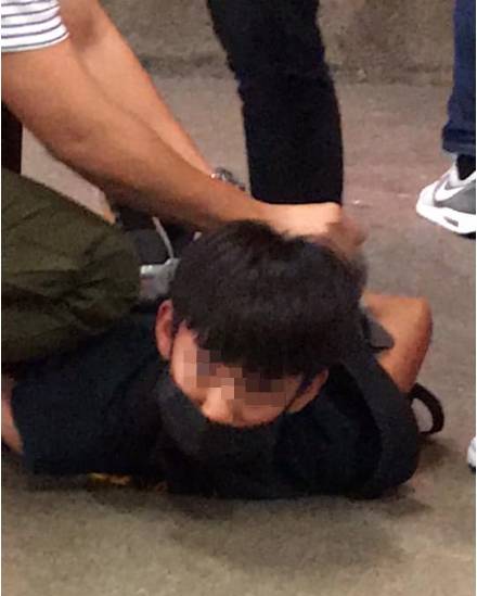 一名中學生被壓在地上動彈不得。   圖：取自巴打絲打臉書社團
